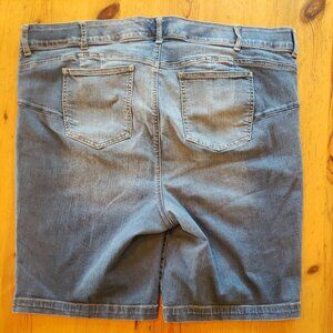 Torrid Bermuda Shorts Womens Sz 24W Bombshell Skinny Fit Stretch Denim Blue Jean